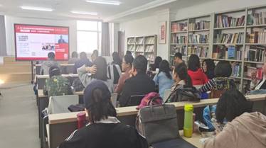 图书馆里的人们描述已自动生成 图书馆里的人们描述已自动生成