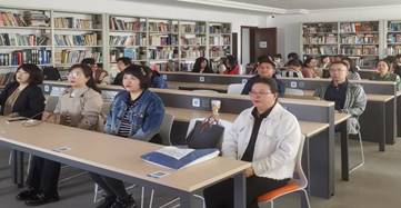 图书馆里的人们描述已自动生成 图书馆里的人们描述已自动生成